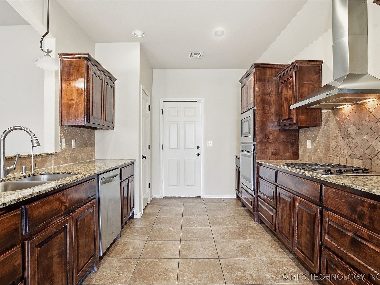 1809 W Woodbury St N, Broken Arrow